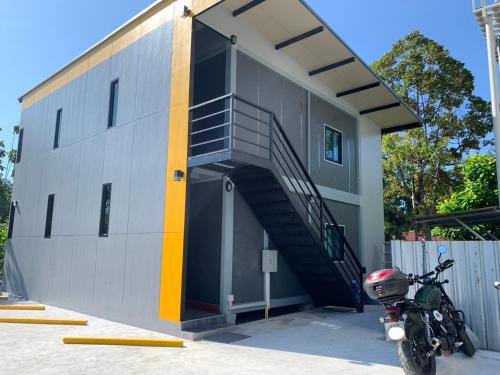Si Sunthon Hostel | ท่าเรือห้องพัก Tha Ruea hongpak