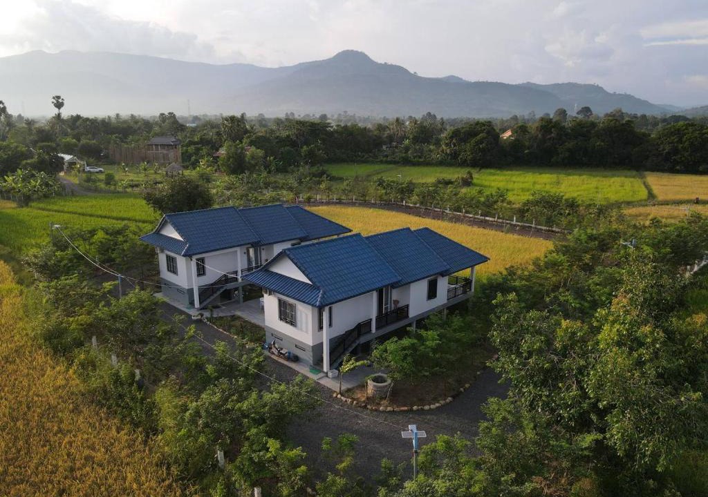 Kampot House | បក្សី Baksaei Retreat Ricefield Villas