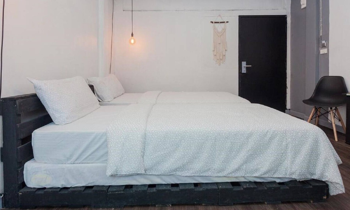 Wang Burapha Phirom Hotel | 13 mins walk to Temple of the Emerald Buddha ,Double Room