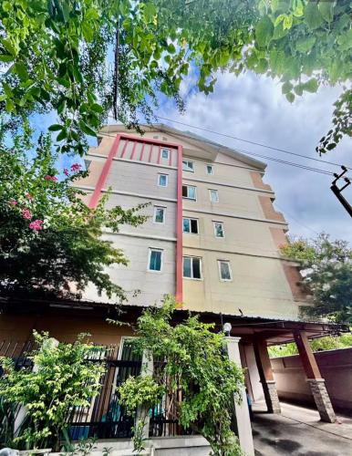 Chan Kasem House | 208 Budget Room Wi-Fi Utilities Bangkoks center