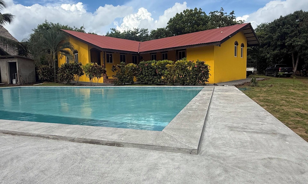 Aserradores House | 3-bedroom house in Cool Manzano Número 1 with large pool steps to the Pacific.