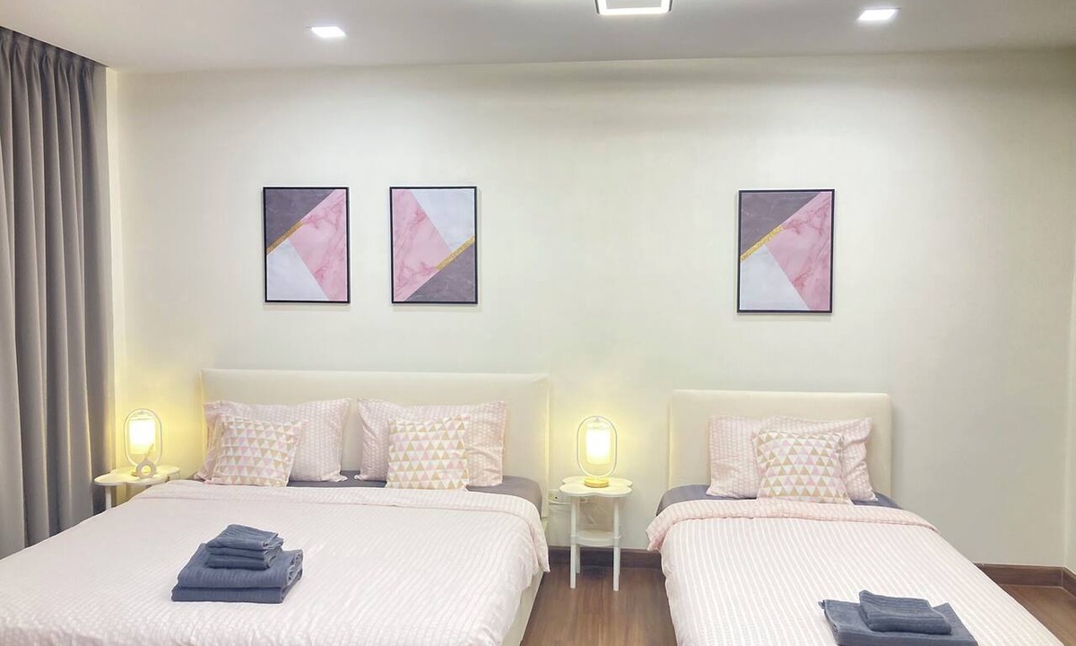 Chang Phueak House | 4BR Townhome Sleeps 10 Near Nimman & MAYA mall