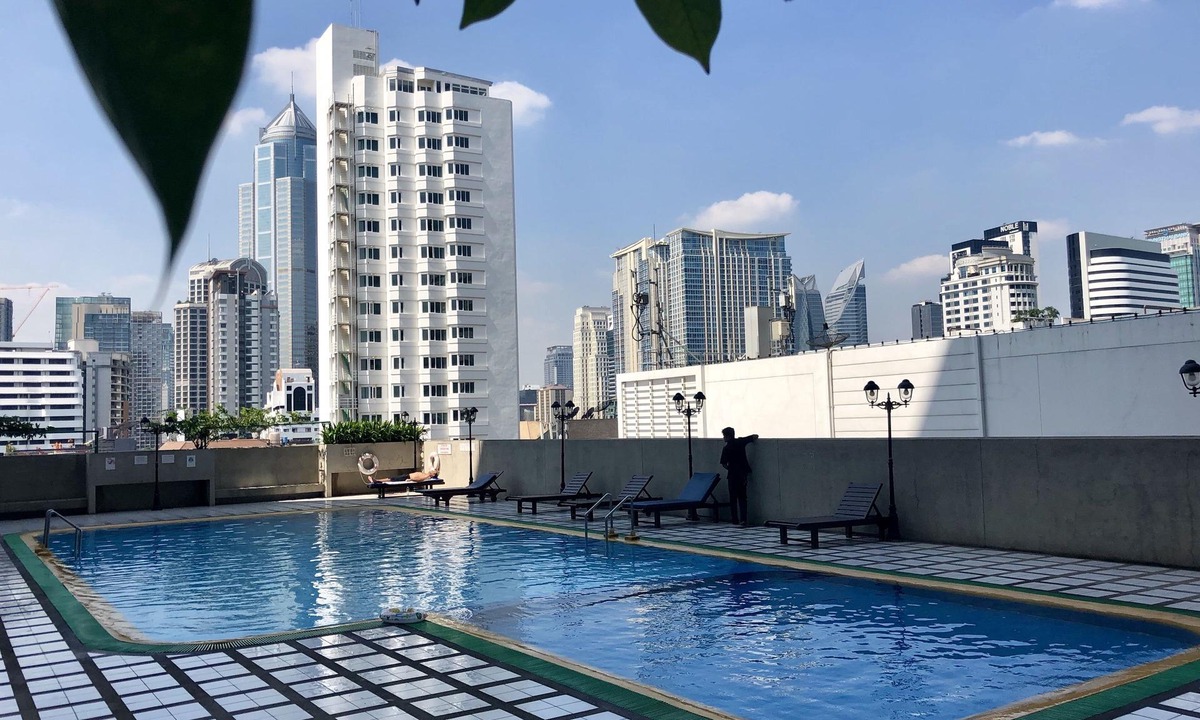 Ploenchit Condo | 78sqm, Large 1 Bdrm, Soi Nana, Near BTS, Free WiFi