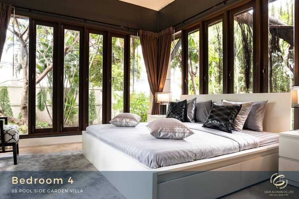 Khlong Tan Nuea Villa | 88 pool side garden villa