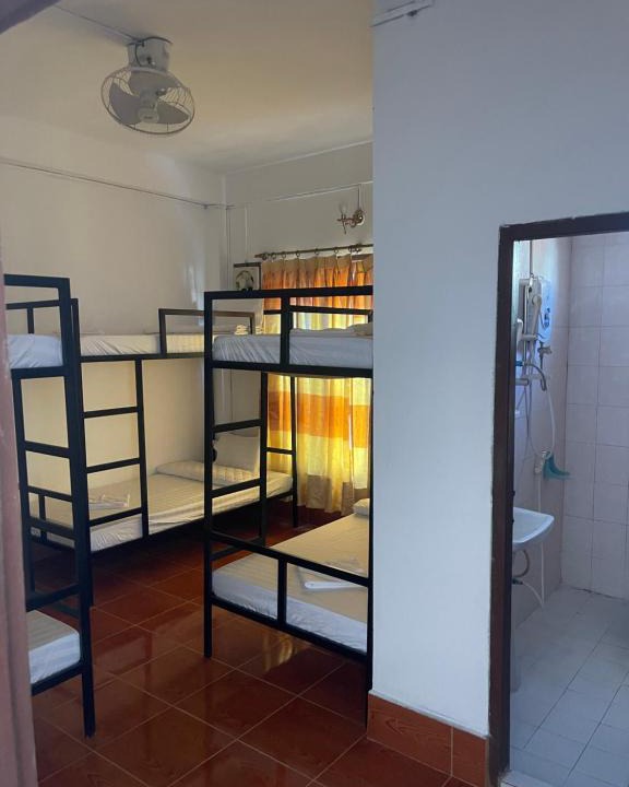 Vang Vieng Hostel | Amigos Rooftop Mountain View Hostel