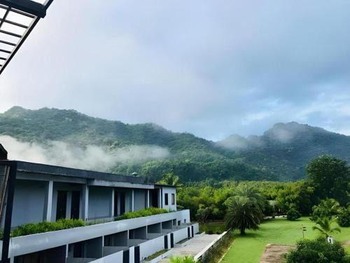 Ban Rai Hotel | Avartarn Miracles Hotel