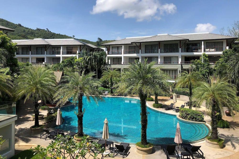 Sa Khu Apartment | Beachfront 3br Luxe, Jacuzzi Pool On Naithon Beach