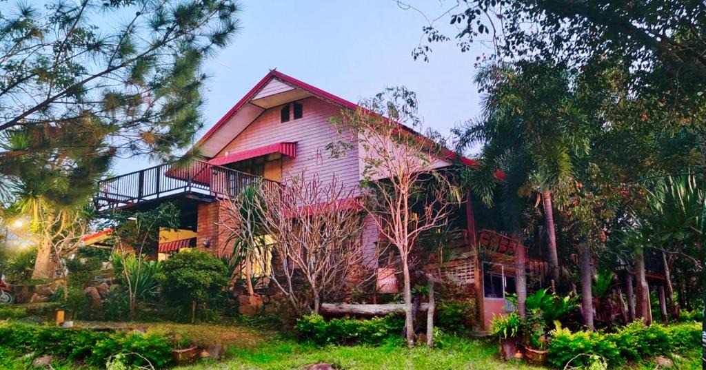 Kaset Sombun House | Blue Sky Hill Homestay Chaiyaphum