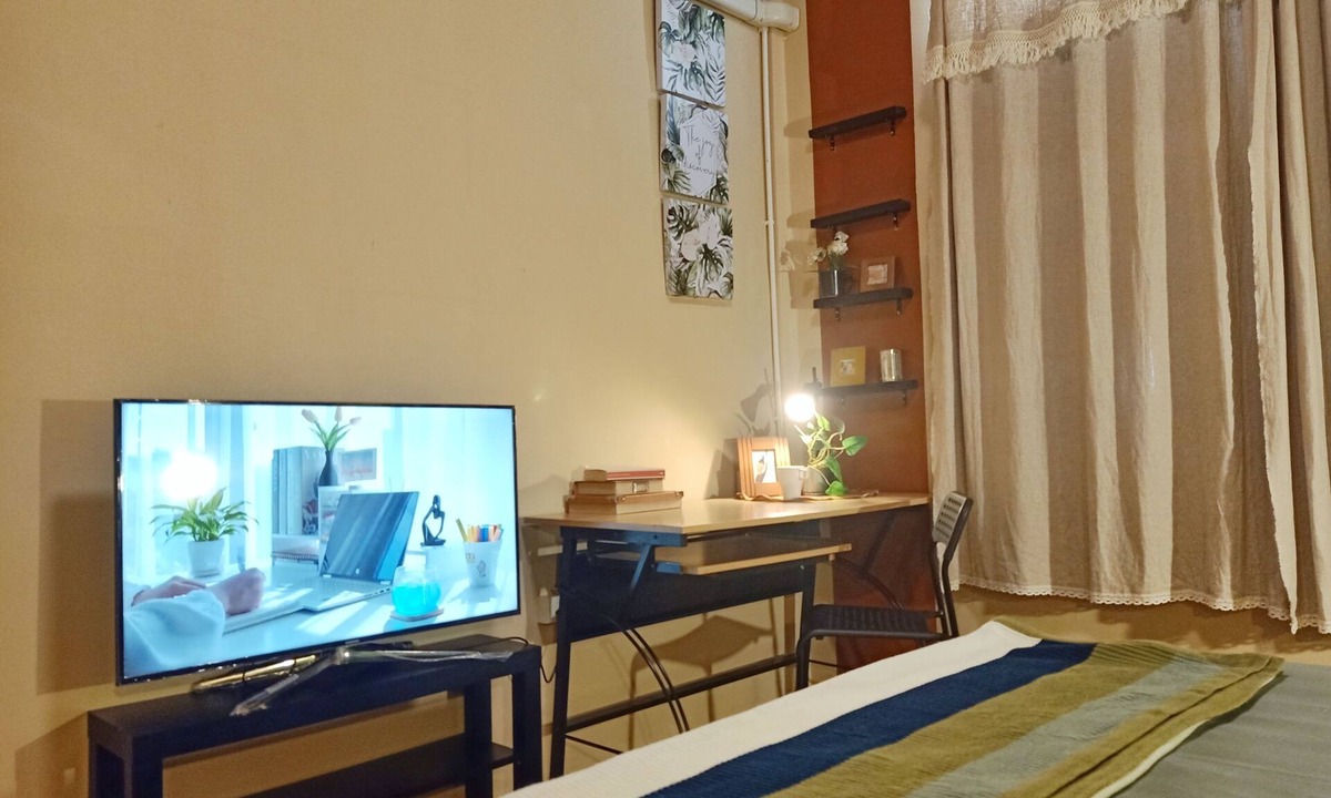 Sathorn Bed & Breakfast | Boho Private Room wtih aircon | heart of city | BTS | stay as a local