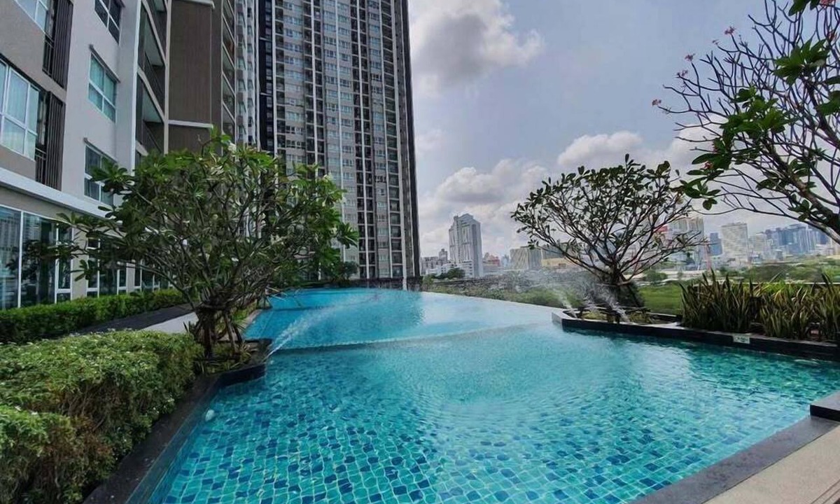 Huai Khwang Apartment | Bright studio condo for up to 2 guests at Supalai Veranda Rama 9. Located on the 15th floor with pool view, fully furnished interiors, kitchen, dining area, washer, Smart TV and access to pool, gym and shared building amenities.
