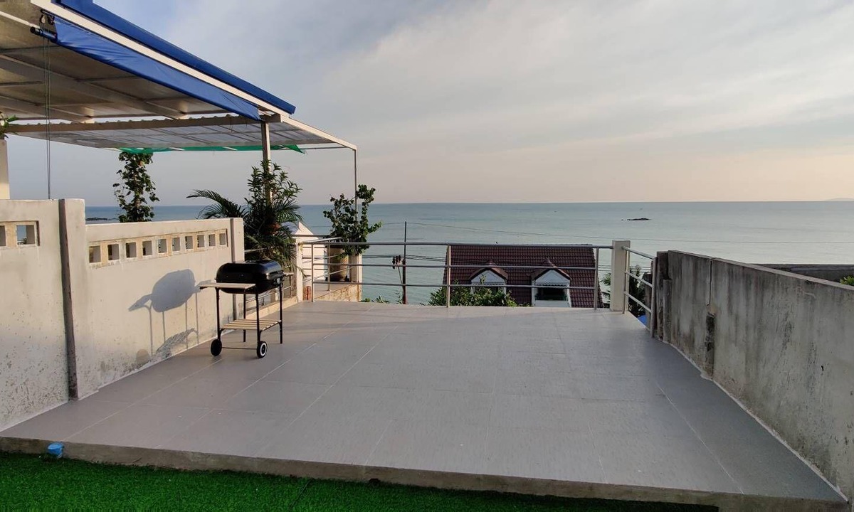 Ban Chang House | Cheerful Orange 2BR Townhouse 350m.to the beach near U-Tapao Airport