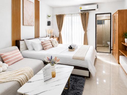 Talat Yai Apartment | Cozy Walk to Phuket Old Town Temple View Gym Pool Wifi Netflix