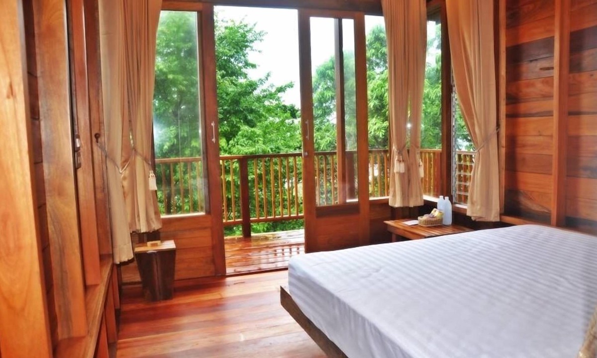 Baan Tai Cottage | Cozy Wooden Bungalow with double bed