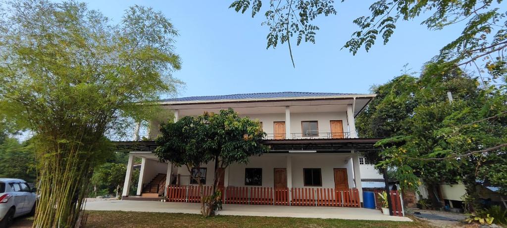 Ban Chang Apartment | Dowslom Place