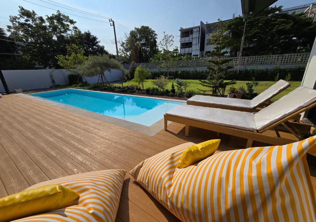 Phra Khanong Villa | DRIZZLE pool and pillows