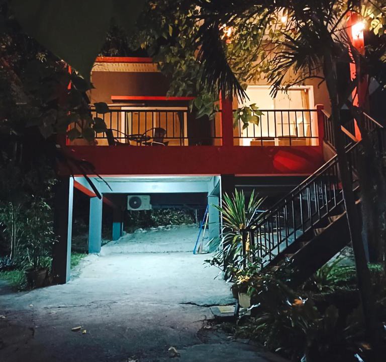 Maret House | Elevated Bungalow House 5 min from the beach 3-6