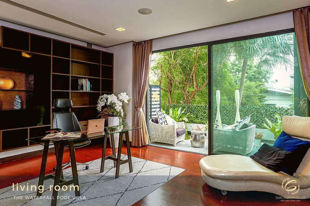 Khlong Tan Nuea Villa | Exclusive Waterfall Pool Vila in Bangkok