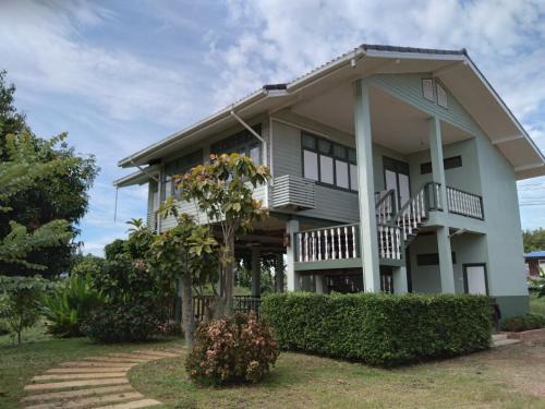 Prachinburi House | Green Home by Canal