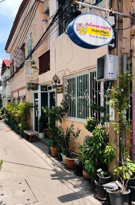 Wat Bowon Niwet House | Honey Place Guesthouse