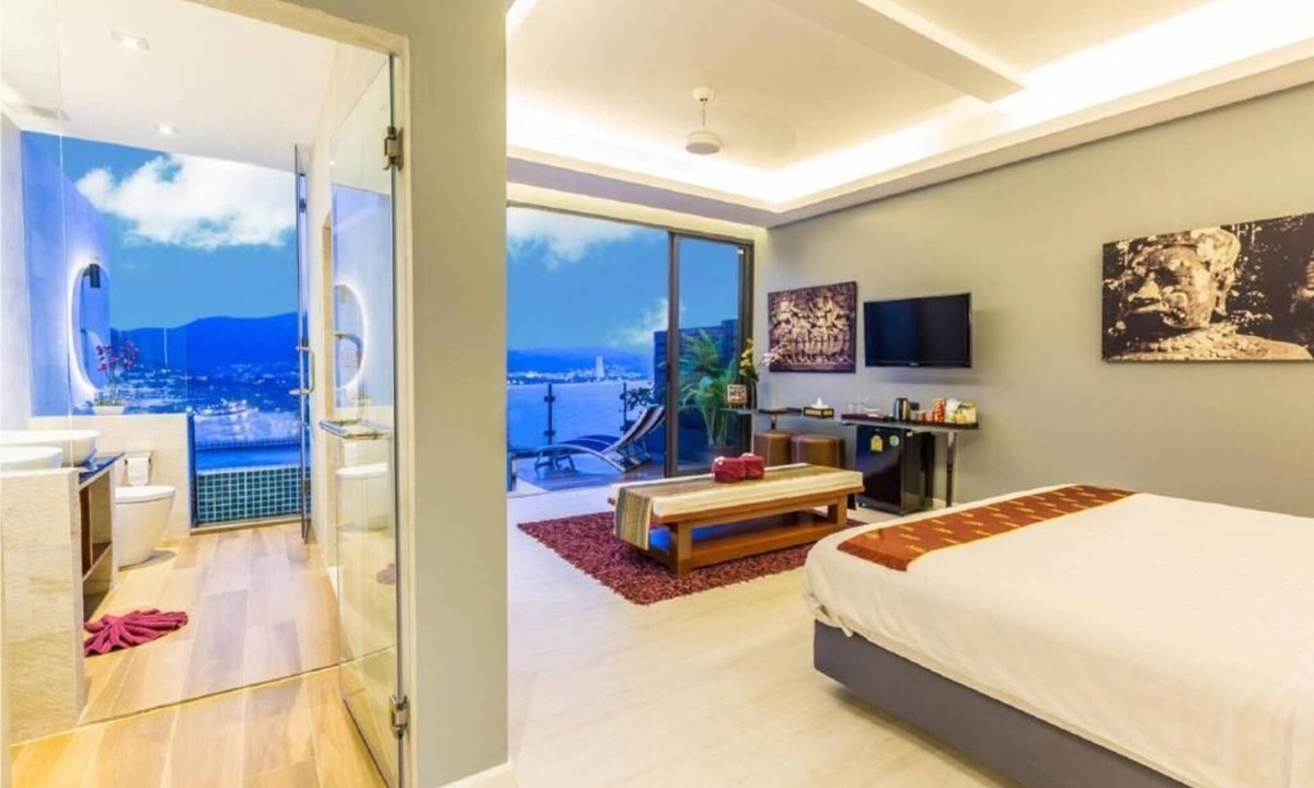 Patong Resort | Indochine Sky Suites with Balcony (010)