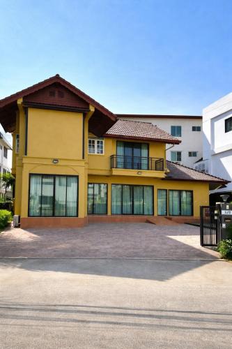 Old City Apartment | KiKi Pool Villa near Nimman Road Chiang Mai