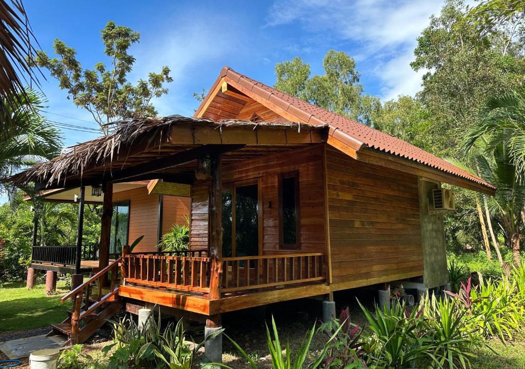 Nuea Khlong Hostel | Koh Jum Bungalow & Hostel