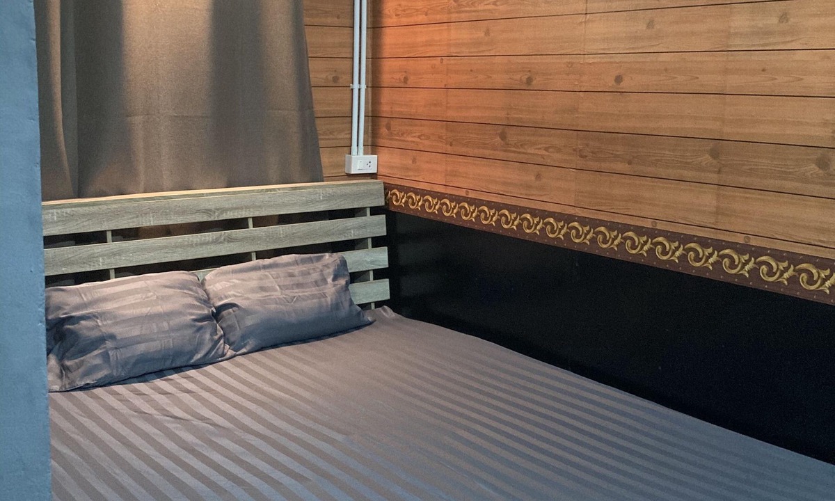 Sattahip House | Koomdech Hotel Wooden Room in Classic Style