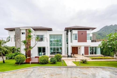 Kamala Villa | Kyerra 88-16 An exquisite mansion with eclectic interiors