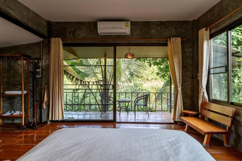 Ban Pong Bed & Breakfast | Lion Cafe Resort