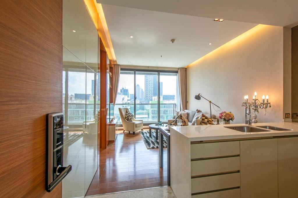 Sukhumvit Apartment | Luxury 1BR 300m BTS PhromPhong, Empo, EmQ, EmSphere, Rooftop Pool, Gym, Fast 500mbps wifi