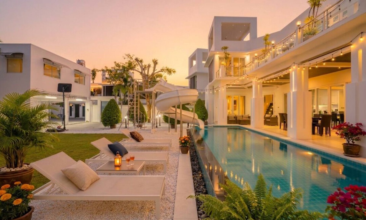 South Pattaya Villa | Luxury 5BR Villa Jomtien - Pool, Sports & Karaoke Close to the beach of pattaya