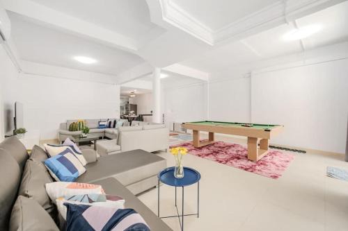 Samsen Nok Villa | MIQ HK112 Huai Khwang 5BRHome pool table 16Px