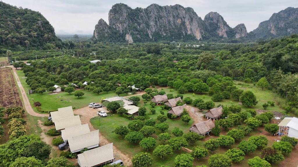 Lan Sak Resort | NUBDAO 168 Homestay นับดาว168 โฮมสเตย์