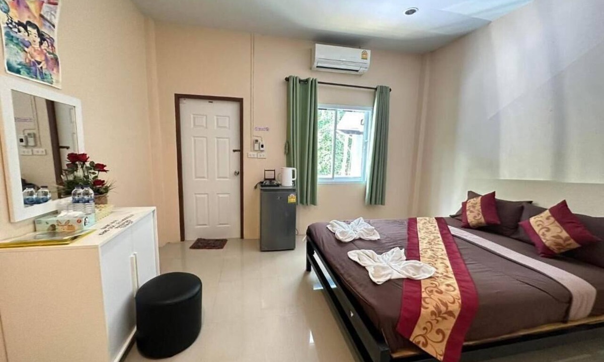 Khlong Sok Hostel | painting family hostel