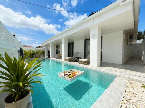 North Pattaya Villa | Q8-Luxury Pool Villa with Mahjong near Terminal 21