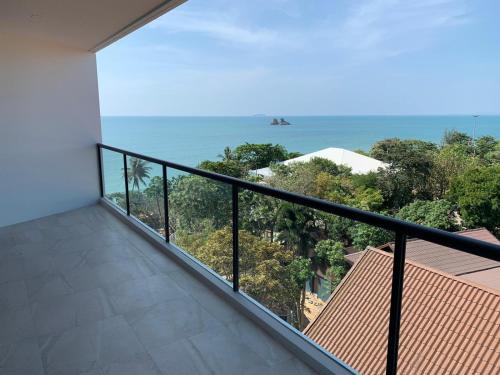 Mae Pim Apartment | Rayong Beachfront Escape Laem Mae Phim -Absolute Waterfront Suites