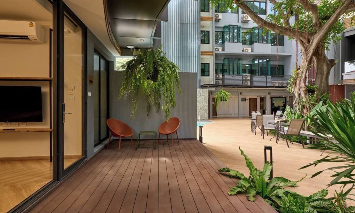 Wat Sam Phraya Hotel | Red Door