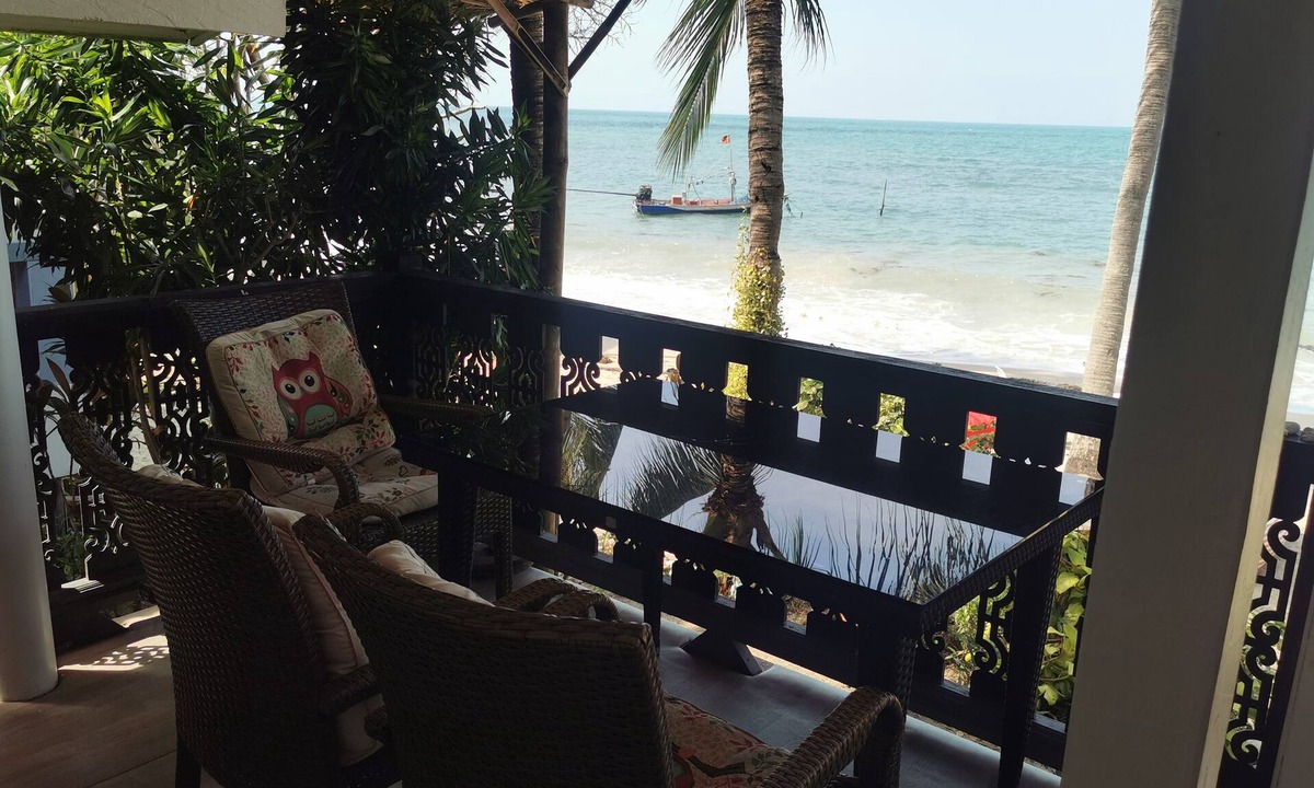Bang Po House | Right on the beach, typical wooden bungalow with romantic furnishings.