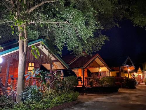 Uthai Thani Resort | Ruanmai Style Resort 1