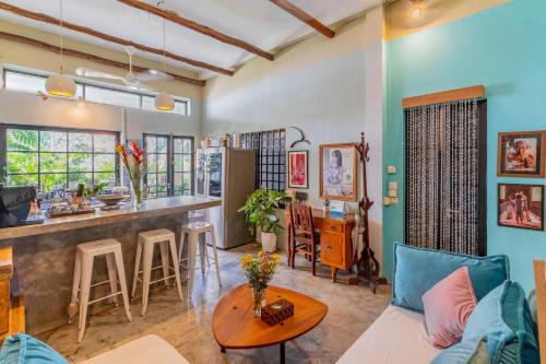 Chamkar Mon Apartment | Sarai Room a Cozy Urban Hideaway with Green Balcony