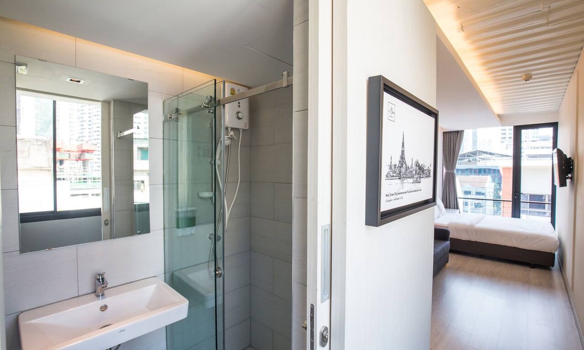 Bangkok Central Business District Hostel | Sleep Box Sukhumvit 22