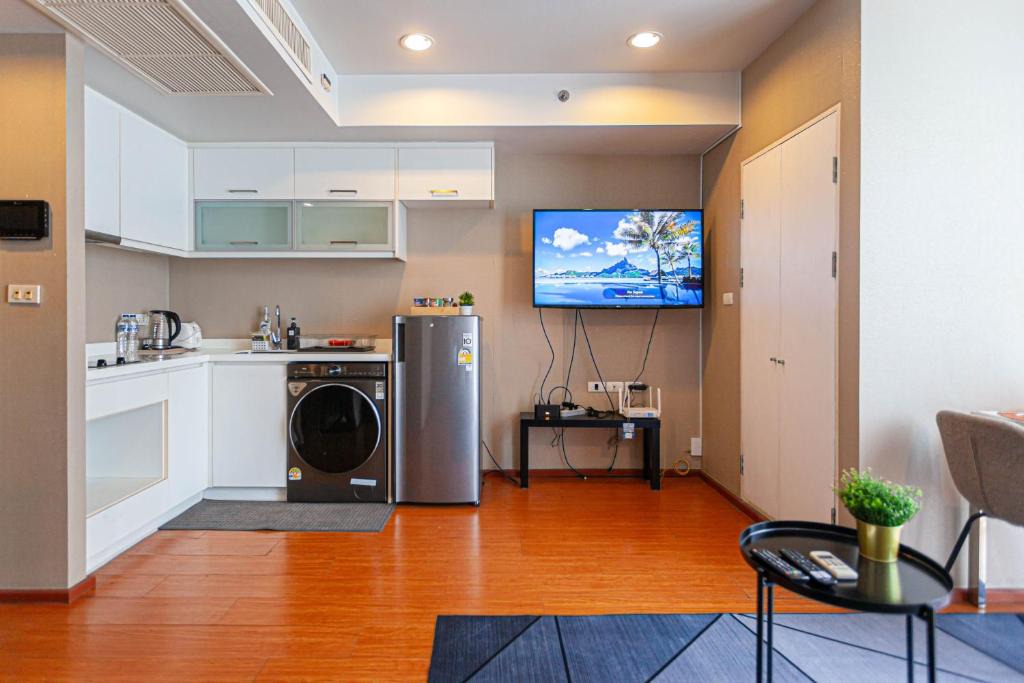 Ekkamai Apartment | Spacious 1 Bedroom Rooftop Pool BTS Thonglor