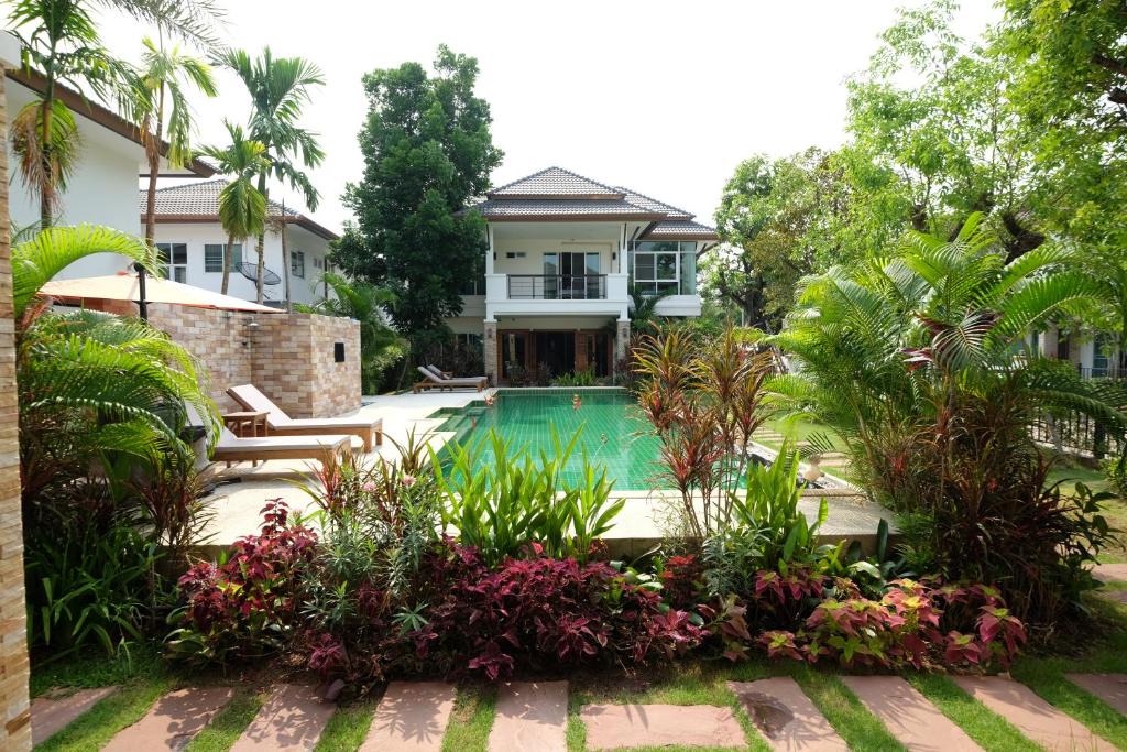 San Kamphaeng Villa | Starry Night Villa by Zhang Bin