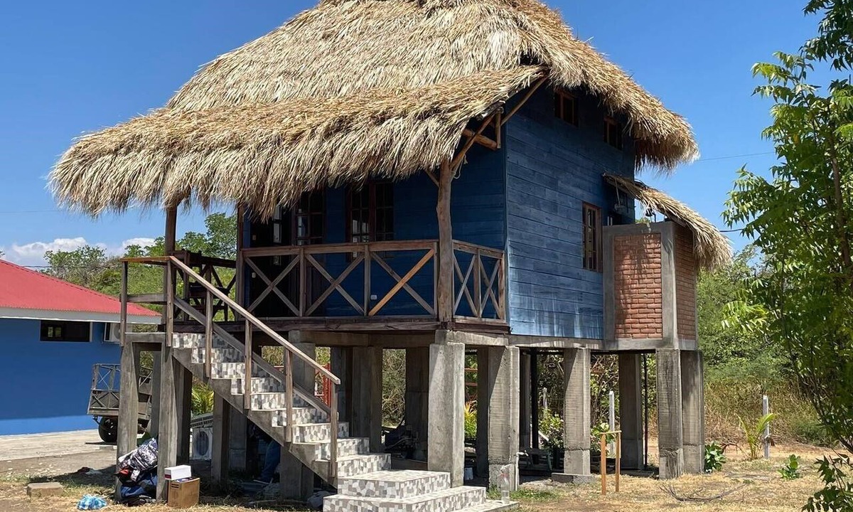 Leon Cabin | Steps to Surf – Beachfront Loft Cabana with Kitchenette