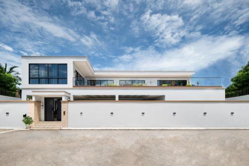 Na Kluea Villa | T M L Luxury 5 bedrooms Pool Villa with Private KTV & 4 Min Walk to Jomtien Beach