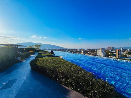 Chang Khlan Apartment | The Astra SkyRiver Luxury Condo with Rooftop Swimming Pool and Gym