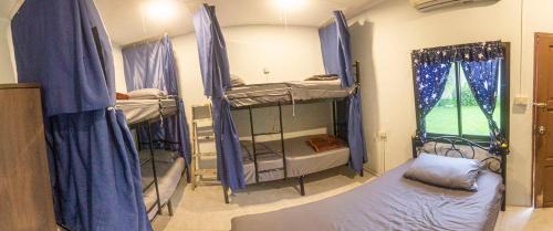 Ko Lanta Hostel | The Travelers Friend En Suite dorm room AC