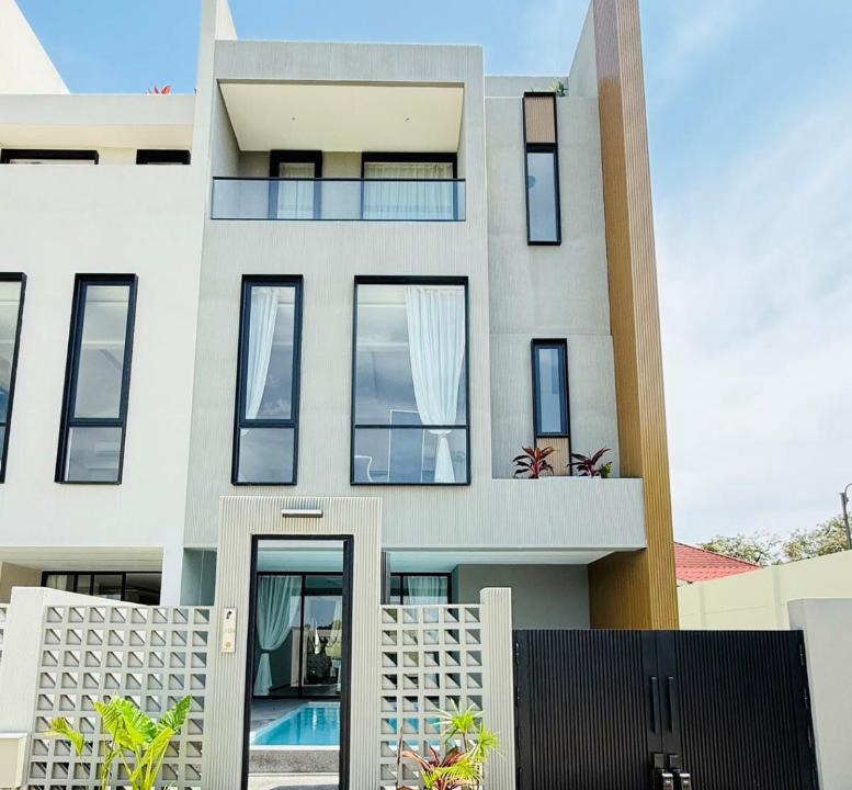 Central Pattaya Villa | The White Heaven 4BR KTV BBQ Rooftop Swimming pool