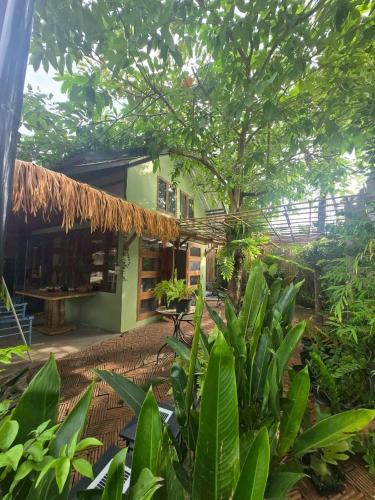 Koh Kaew House | Three Hen Lakeside