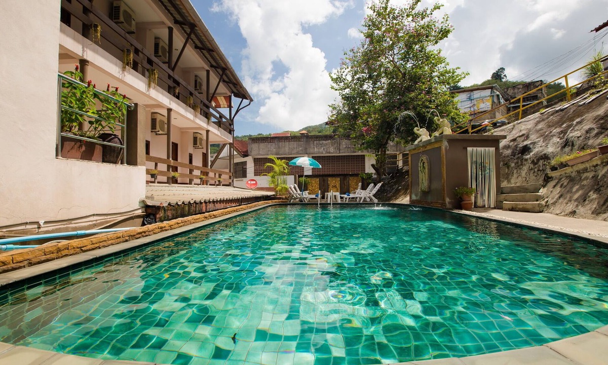 Nanai Road Apartment | Veerakit Triple Room, Shared Pool